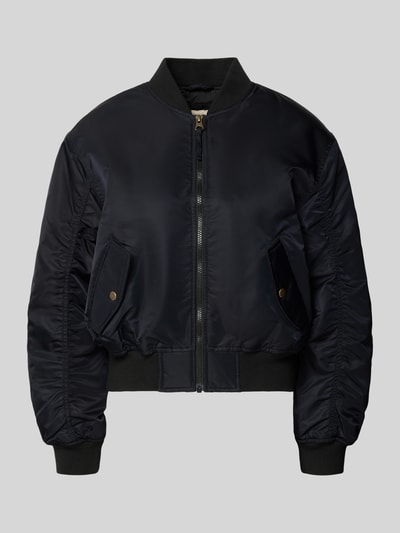 Produktfoto, schwarze Bomberjacke mit Stehkragen und Reißverschluss Modell 'SCOUT' von Levi's®, Pattentaschen, glatte Struktur