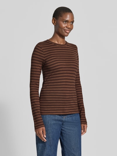 Vrouwenmodel draagt Regular fit shirt met lange mouwen van puur katoen van Marc O'Polo, bruin gestreept, Dames, Ganzichaansicht van voren.