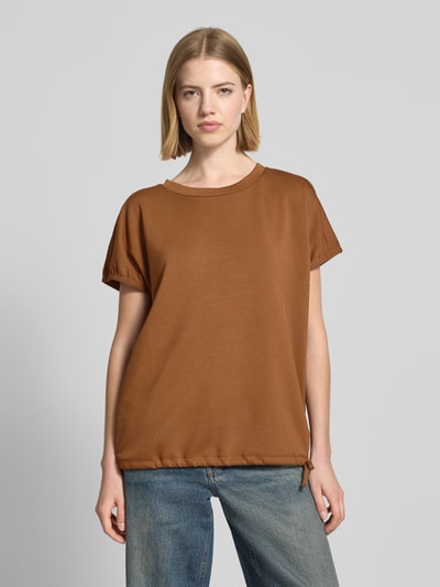 Frauenmodel trägt Damen T-Shirt aus Mohair-Mix mit Rundhalsausschnitt Modell 'BANU' von Soyaconcept in Braun, Regular-Fit, glatte Textur, Ganzkörperansicht von vorne.