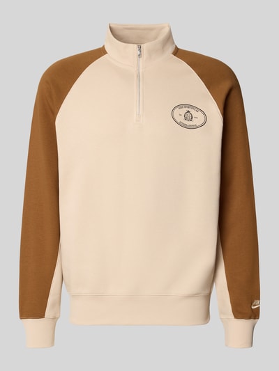 Produktfoto, Relaxed Fit Sweatshirt aus Baumwoll-Mix von Nike in Beige und Braun mit Logo-Print, glatte Textur, Herren Sweatshirt von Nike