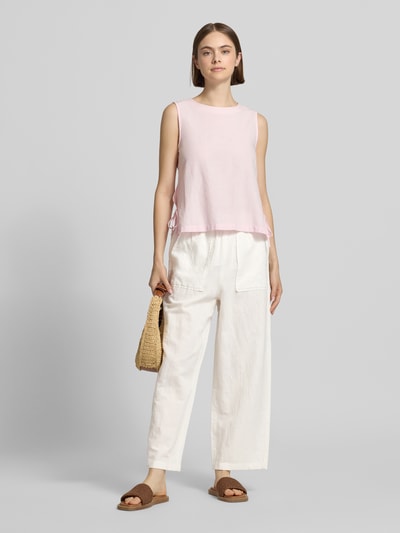 Frauenmodel trägt Regular Fit Leinenhose aus Leinen-Baumwolle-Mix von Marc O'Polo Denim, Optik: Unifarben, seitliche Eingrifftaschen, Bundabschluss: Tunnelzug, Material: Leinen-Baumwolle-Mix, Ganzkörperansicht von vorne.