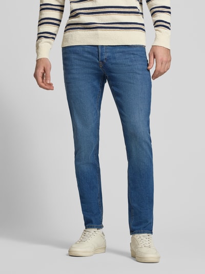 Męski model nosi Slim Fit Jeans Model 'GLENN' od JACK & JONES, mieszanka bawełny z dodatkiem streczu, wpuszczane kieszenie, szerokość w rozmiarze 32/32: 41 cm, długość wewnętrzna nogawki w rozmiarze 32/32: 75 cm, widok całej sylwetki z przodu.