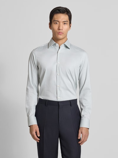 Męski model nosi Slim Fit Businesshemd aus Baumwoll-Mix Modell 'HANK' od BOSS, efekt: jednolity kolor, faktura, długi rękaw, kołnierzyk typu kent, listwa guzikowa na całej długości, mankiety zapinane na 1 guzik, regulowana szerokość, mieszanka bawełny, łatwe prasowanie, całkowity widok z przodu.