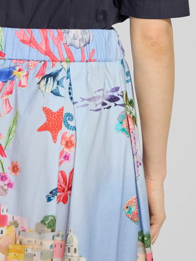 Frauenmodel trägt Regular Fit Midirock mit Motiv-Print von ROBE LÉGÈRE, bunte Muster, teilelastischer Bund, Baumwoll-Mix, Nahaufnahme Oberkörper.
