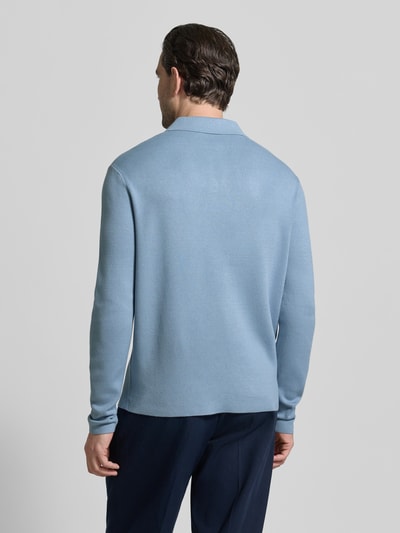 Männermodel trägt einen hellblauen Relaxed Fit Pullover aus Viskose-Mix Modell 'TELLER' von SELECTED HOMME, Feinstrick, Ganzkörperansicht Rückansicht