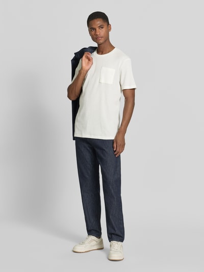 Mannelijk model draagt Regular Fit T-shirt uit katoenmix van s.Oliver RED LABEL, look: effen/gestructureerd, ronde hals, korte mouw, borstzak, piqué materiaalverwerking, Ganzkörperansicht von vorne.