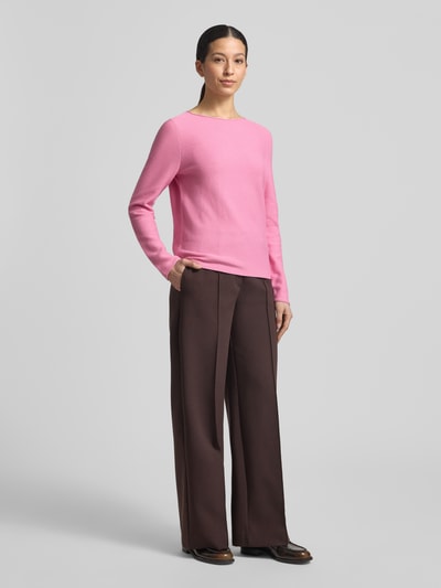 Frauenmodel trägt Regular Fit Strickpullover aus reiner Baumwolle von Marc O'Polo in Optik: Unifarben, Rundhals, Langarm, Rollsaum, Strick, Ganzkörperansicht von vorne.