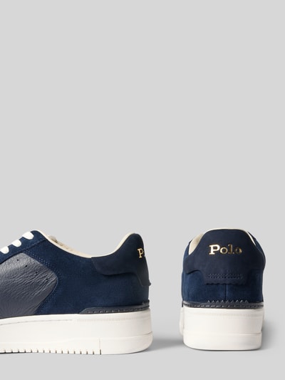 Produktfoto, Sneaker aus echtem Rindsleder von Polo Ralph Lauren in Dunkelblau mit weißer Sohle und goldfarbenem Logo, strukturierte Leder- und Wildleder-Oberfläche.