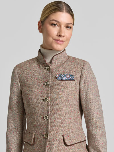 Frauenmodel trägt Blazer mit Viskose-Anteil und Stehkragen von White Label in Beige mit Brustleistentasche und Knopfleiste, Nahaufnahme Oberkörper. Material-Mix, taillierter Schnitt, Rückenlänge 61 cm, Brustweite 45 cm, Ärmellänge 62 cm.