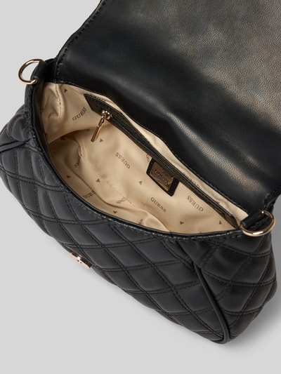 Produktfoto, Handtasche mit Steppnähten Modell 'GIULLY II' von Guess in Schwarz, Überschlag mit Magnetverschluss, Innenfach, gesteppte Textur