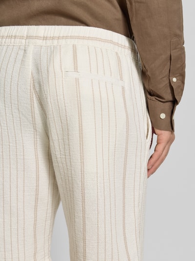 Männermodel trägt Bermudas mit elastischem Bund und Eingrifftaschen von MCNEAL aus Baumwoll-Mix mit Streifenmuster, Detailaufnahme Rückansicht.