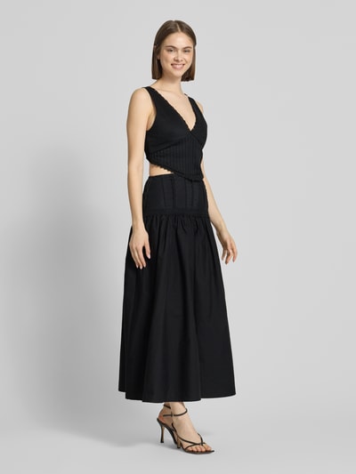 Frauenmodel trägt Maxikleid mit rückseitigem Cut Out Modell 'ALINA' von Topshop in Schwarz, Baumwoll-Mix mit Häkelspitze, tailliert, Ganzkörperansicht von vorne.