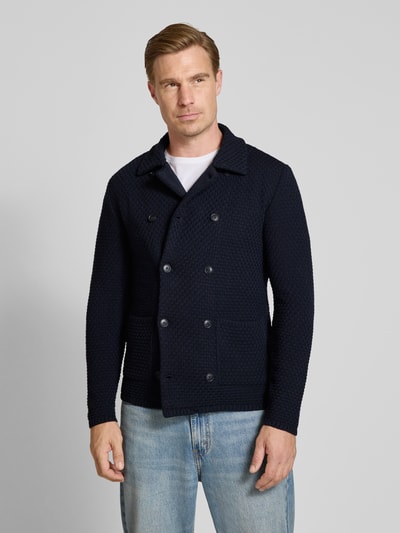 Männermodel trägt Slim Fit Cardigan mit Leinen-Alpaka-Anteil in Strick-Optik von Manuel Ritz, dunkelblau, Ganzkörperansicht von vorne. Material-Mix, Umlegekragen, doppelte Knopfleiste, Rückenlänge 69 cm, Ärmellänge 66 cm.