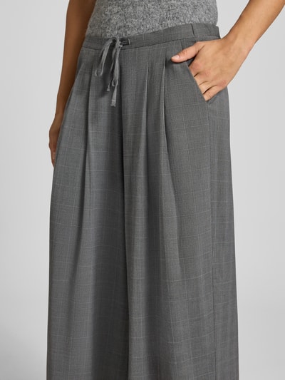 Vrouwenmodel draagt grijze Weite Hose met Viskose-Anteil Modell 'LENIA' van ONLY, dames, detailopname taille en bovenbeen
