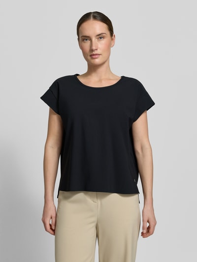 Frauenmodel trägt Damen T-Shirt mit Rundhalsausschnitt Modell 'GRIT' von Raffaello Rossi, Material-Mix mit Stretch-Anteil, Relaxed-Fit, Rückenlänge bei Größe 36: 58 cm, dezente schwarze Farbe, glatte Textur, Ganzkörperansicht von vorne.