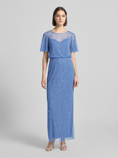 Kobiece model prezentuje Regular Fit Abendkleid mit floralem Allover-Stitching od Adrianna Papell, półprzezroczysty materiał, obszycie ozdobnymi kamieniami, kwiatowy haft na całej powierzchni, z krótkim rękawem, długość tyłu w rozmiarze 36: 145 cm, szerokość w rozmiarze 36: 41 cm, długość rękawów w rozmiarze 36: 27 cm, widok całej sylwetki z przodu.