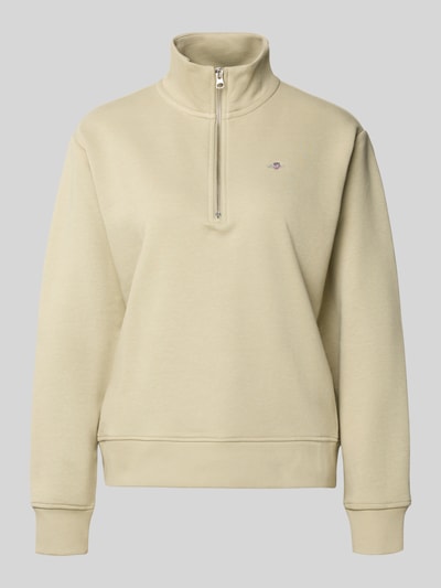 Produktfoto, Sweatshirt mit Baumwoll-Anteil von Gant w kolorze jasnobeżowym, mieszanka bawełny, luźny krój, kołnierz zapinany, wyhaftowane logo, prążkowane wykończenia