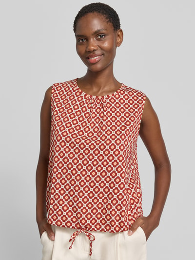 Frauenmodel trägt Regular Fit Top aus reiner Baumwolle von Marc O'Polo mit Allover-Muster, Rundhals und Tunnelzug, Nahaufnahme Oberkörper.