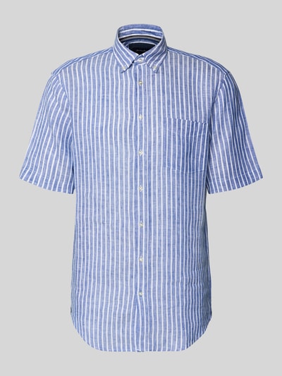 Produktfoto, Regular Fit Freizeithemd aus Leinen von Christian Berg Men in Blau-Weiß mit Streifen, Button-Down-Kragen, Kurzarm, Knopfleiste, Brusttasche, reine Leinenstruktur, lockerer Schnitt.
