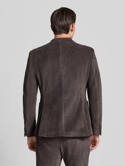 Männermodel trägt Slim Fit Sakko aus Baumwoll-Mix in Cord-Optik Modell 'Nick' von Zuitable in Braun, strukturierte Oberfläche, Ganzkörperansicht Rückansicht. Kontext: Elastischer Baumwoll-Mix, Reverskragen, Brusttasche, aufgesetzte Taschen, 2-Knopfleiste, Rückenlänge Größe 50: 72 cm, Schulterbreite: 45 cm, Ärmellänge: 67 cm.
