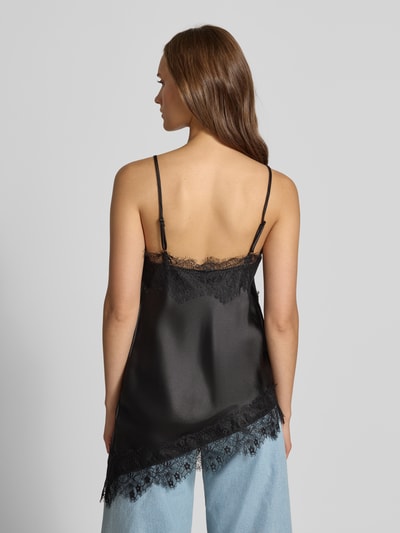 Frauenmodel trägt Regular Fit Blusentop mit Spitzenbesatz Modell 'INDONA' von ONLY, schwarz mit Spitzendetails, Damen Blusentop, Ganzkörperansicht Rückansicht.