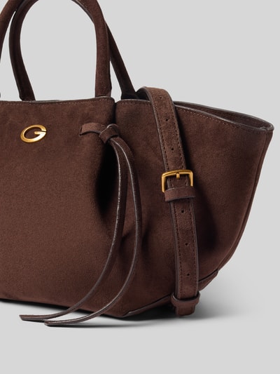 Produktfoto, Tote Bag in Velours-Optik Modell 'ALLEGRA' von GUESS, braun, geteiltes Hauptfach mit Magnetverschluss, schmale Schulterriemen, Logo-Detail, Szerokość w rozmiarze 1: 52 cm, długość: 22 cm, głębokość: 14 cm, długość paska na ramię: 115 cm, miękka tekstura, złote okucia