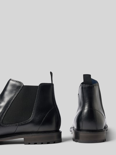 Produktfoto, Chelsea Boots aus echtem Leder Modell "Bonifacio" von bugatti, czarna naturalna skóra, zaokrąglony czubek, fakturowana podeszwa, wysokość obcasa: 2 cm w rozmiarze 44, wysokość cholewki: 12 cm w rozmiarze 44, szerokość w rozmiarze 44: 11 cm