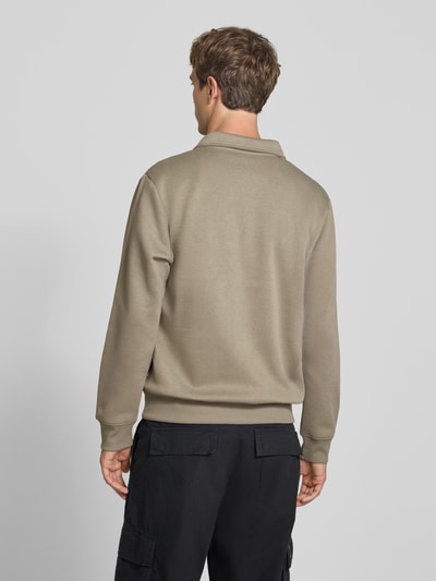 Männermodel trägt Regular Fit Sweatshirt mit Baumwoll-Anteil Modell 'Bradley' von JACK & JONES, beige, Troyer-Kragen, Rückansicht, KI-modifiziertes Bild.