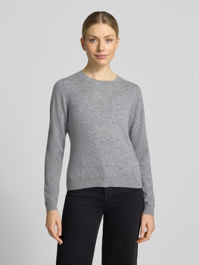 Modelka nosi Slim Fit Strickpullover aus reinem Kaschmir von Christian Berg Woman, szary, krój slim fit, kaszmir, taliowany, elastyczne wykończenia, długość tyłu w rozmiarze S: 54 cm, długość rękawów w rozmiarze S: 65 cm, widok całej sylwetki z przodu.