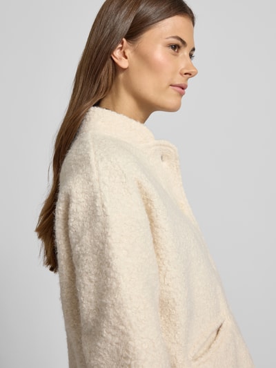 Frauenmodel trägt Jacke aus Teddyfell Modell 'SHAIMA' von Soyaconcept in Creme, strukturierte Oberfläche, verdeckte Knopfleiste, Nahaufnahme Oberkörper.