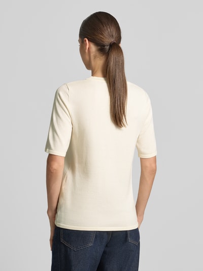 Frauenmodel trägt Regular Fit Pullover in Strick-Optik Modell "LULS" von ICHI, cremefarben, Viskose-Mix, Ganzkörperansicht Rückansicht.