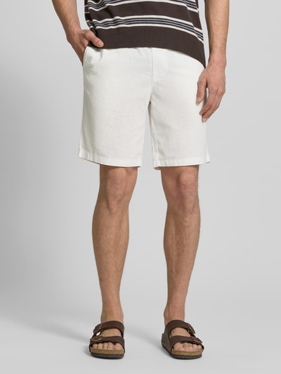 Männermodel trägt Shorts aus Leinen-Baumwoll-Mix Modell 'barton' von Matinique in Regular-Fit, elastischer Bund mit Tunnelzug, Nahaufnahme Oberkörper bis Knie, helle Farbe, glatte leichte Textur, Bundweite 43 cm, Innenbeinlänge 21 cm, Größe M.