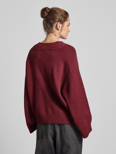 EDITED Gebreide pullover met V-hals, model 'Solveig' Bordeaux - 5