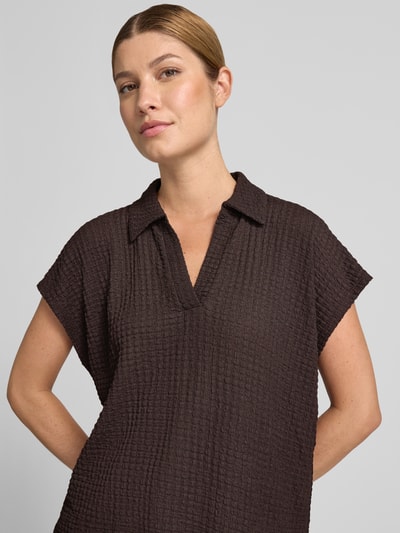 Frauenmodel trägt T-Shirt mit Strukturmuster und V-Ausschnitt Modell 'Sipin' von OPUS in Dunkelbraun, Material-Mix, Nahaufnahme Oberkörper.