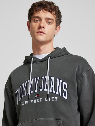 Tommy Jeans Bluza z kapturem i wyhaftowanym logo model ‘VARSITY’ Czarny 3