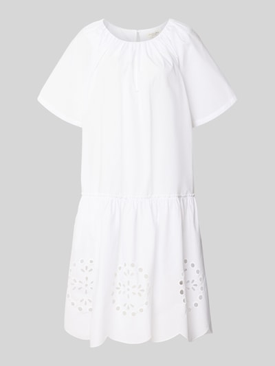 Produktfoto, Knielanges Kleid mit Lochstickerei und Rundhalsausschnitt von Christian Berg Woman aus weißer Baumwolle mit Straight Fit, lockerer Schnitt, runde Formen und feine Textur, dekorative Lochstickerei am Saum, schlichte Optik
