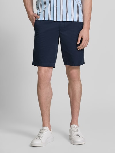 Männermodel trägt Regular Fit Bermuda aus reinem Leinen Modell 'BALU' von Brax, Optik: Unifarben, seitliche Eingrifftaschen, Ganzkörperansicht von vorne.