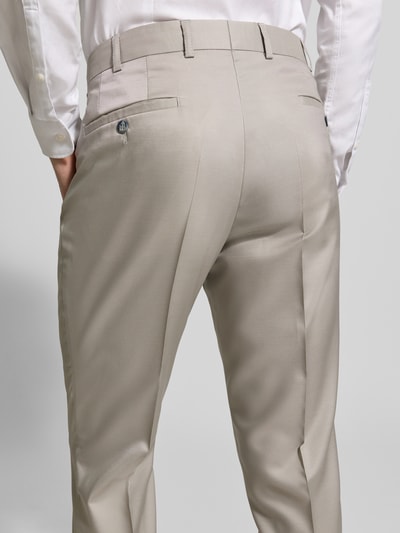 Männermodel trägt Anzughose aus Woll-Mix mit Bügelfalten von Wilvorst, Slim Fit, beige, glatte Textur, Gesäßtaschen, Ganzkörperansicht Rückansicht