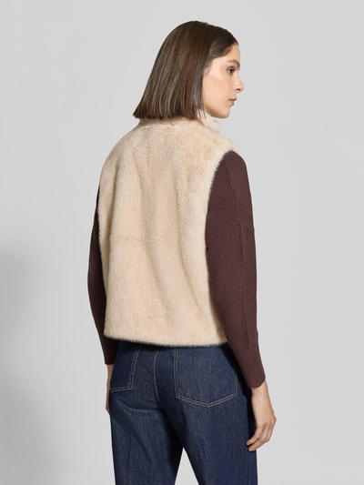 Vrouwenmodel draagt Regular Fit Weste mit Stehkragen van zero in beige kunstbont, rechte snit, achterkant, rugpanddetail.