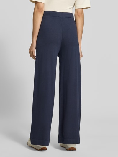 Frauenmodel trägt Wide Leg Culotte aus Baumwoll-Mix mit Seiden-Anteil von Tom Tailor in Dunkelblau, fließende Struktur, Ganzkörperansicht Rückansicht, Damen Culotte von Tom Tailor