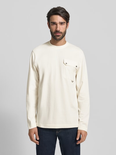 Männermodel trägt Relaxed Fit Langarmshirt aus Baumwoll-Mix von Barbour in Unifarben, Brusttasche, Rundhals, Ganzkörperansicht von vorne.