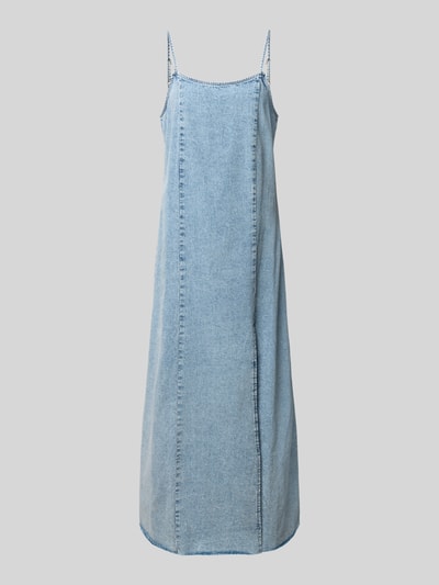 Produktfoto, blaues Jeanskleid mit Spaghettiträgern und Rundhalsausschnitt in Maxilänge, Modell 'SIGNE' von Noisy May, reine Baumwolle, gerade Passform, sichtbare Nahtstruktur, glatte Textur.
