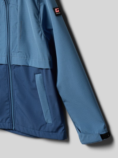 Productfoto, Softshell-Jacke mit Ärmelriegeln van Killtec voor kinderen, regular fit, blauw met steekzakken, capuchon, ritssluiting, mouwsluitingen, ruglengte maat 140: 55 cm, schouderbreedte: 34 cm, mouwlengte: 51 cm