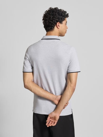 Männermodel trägt Slim Fit Poloshirt mit Viskose-Anteil Modell 'Paulos' von JACK & JONES, hellgrau, Kurzärmelig, Ganzkörperansicht Rückansicht. Baumwoll-Mix mit Viskose-Anteil, Polokragen, Logo-Stitching, Rückenlänge bei Größe M 72 cm.
