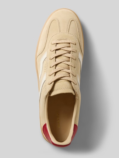 Productfoto, Sneaker aus echt leer Modell 'Cuzima' van Gant, afgeronde fit, logo-design, geprofileerde zool, beige met rood, zicht van boven, hakhoogte 3 cm, schachthoogte 8 cm, schachtwijdte 7 cm