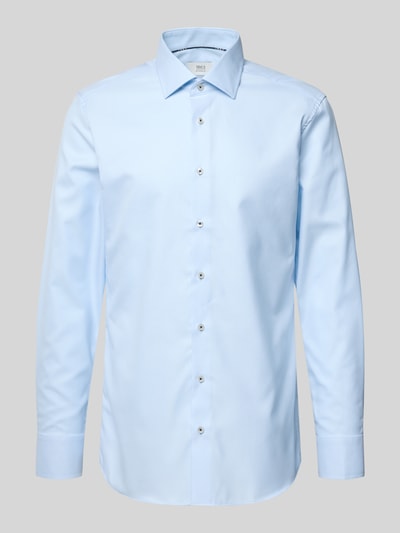 Produktfoto, hellblaues Slim Fit Business-Hemd mit Kentkragen von ETERNA aus reiner Baumwolle, durchgehende Knopfleiste, lange Ärmel, feine glatte Textur