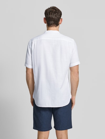 Männermodel trägt Regular Fit Freizeithemd mit Brusttasche von Christian Berg Men in Weiß mit Stehkragen, Kurzarm, Rückenansicht Ganzkörperansicht.