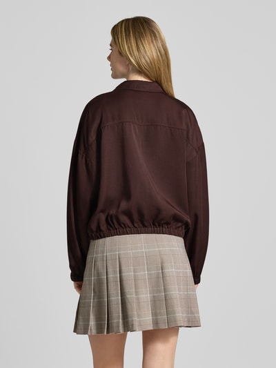 Modelka prezentuje bluzkę Relaxed Fit Bluse mit elastischem Bund Modell 'fynamo' od OPUS z lyocellu, krój relaxed fit, kołnierzyk koszulowy, listwa guzikowa, elastyczny pas, długość tyłu w rozmiarze 36: 54 cm, długość rękawa w rozmiarze 36: 52 cm, brązowa, struktura gładka, widok całej sylwetki z tyłu.