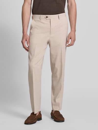 Männermodel trägt Regular Fit Anzughose mit Leinen-Anteil Modell 'STYLE.MAINE' von SELECTED HOMME, beiges Hahnentritt-Muster, Nahaufnahme Oberkörper