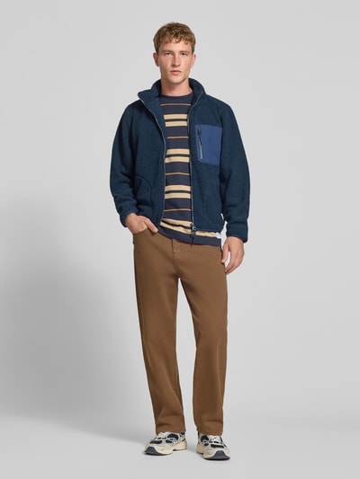Männermodel trägt Regular Fit Hemdjacke aus Lammfellimitat von Pepe Jeans, Dunkelblau, kombiniert mit brauner Hose, Ganzkörperansicht von vorne. Herren Hemdjacke von Pepe Jeans.